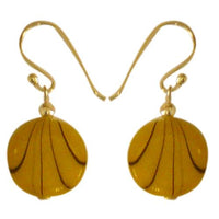 Cargar imagen en el visor de la galería, Damenohrringe mit gelb gefärbter Perlmuttmuschel und Muster, mit 925er Sterlingsilberbügel
