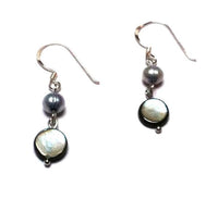 Cargar imagen en el visor de la galería, Perlmutt Perle Silberohrringe Ohrringe Ohrhänger 925er Silber Damen Schmuck grau blau gefärbt
