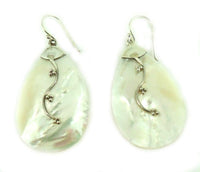 Cargar imagen en el visor de la galería, Perlmutt Muschel Ohrringe tropfenförmig Blumenverzierung 925er Sterlingsilber schillernd
