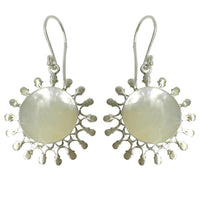 Load image into Gallery viewer, Perlmuttmuschelohrringe, sonnenförmige Silberohrringe mit runder Perlmuttmuschel, aus 925er Sterlingsilber
