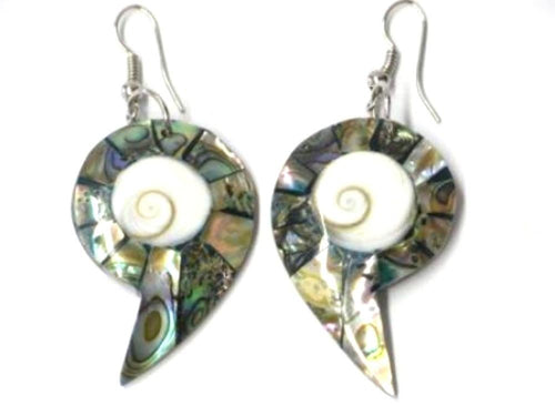 Perlmuttmuschel-Ohrringe, bunte Perlmuttmuschel-Ohrringe in Schneckenform mit Shivaauge in der Mitte, mit Bügel aus Edelstahl
