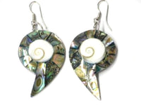 Cargar imagen en el visor de la galería, Perlmuttmuschel-Ohrringe, bunte Perlmuttmuschel-Ohrringe in Schneckenform mit Shivaauge in der Mitte, mit Bügel aus Edelstahl
