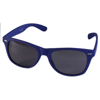 Cargar imagen en el visor de la galería, The Sonnenbrille Nerd einfarbig Unisex Brille features blue plastic frames, black lenses, silver accents at the hinges, and offers reliable 400 UV-Schutz. Shown on a white background in classic wayfarer style.
