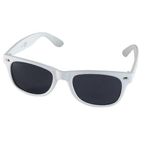 Cargar imagen en el visor de la galería, A pair of Sonnenbrille Nerd einfarbig Unisex with white plastic frames and dark tinted, mirrored lenses offering 400 UV protection, showcased against a white background.
