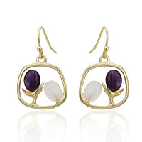 Cargar imagen en el visor de la galería, Ohrringe 18 karat vergoldet Blumen lila weiß Trapez Kupfer Steine nickelfrei gold
