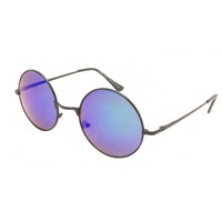 Cargar imagen en el visor de la galería, Sonnenbrille Unisex Rund Hippie Brille John Lennon 400UV mit dünnem schwarzen Metallrahmen und verspiegelten blau-lila Gläsern, schräg auf weißem Hintergrund platziert.
