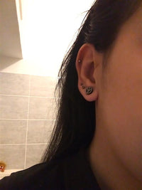 Load image into Gallery viewer, Fake Piercing schwarz silbern glitzernd Peace Zeichen Schaubverschluss Edelstahl
