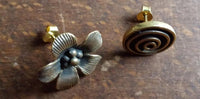 Load image into Gallery viewer, Messing Ohrstecker antik golden Ear Jacket gebogene lange Spitze Blume Spirale
