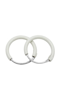 Load image into Gallery viewer, Zwei kleine Silberohrringe &quot;Silberohrringe gefärbt metallic bunt Creolen Ohrringe 925er Sterling Silber klein&quot; überlappen sich auf schlichtem weißem Hintergrund.
