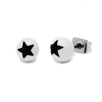 Load image into Gallery viewer, A pair of zweifarbige 6 mm Acryl Ohrstecker Stern Kugel Unisex Ohrringe aus nickelfreiem Edelstahl, featuring black five-pointed star designs and metal backings, shown on a plain white background.
