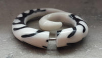 Load image into Gallery viewer, Fake Piercing Bone Edelstahl weiß Spirale Zebra Wellen Zacken Ohrstecker Ohrring
