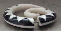 Load image into Gallery viewer, Fake Piercing Bone Edelstahl weiß Spirale Zebra Wellen Zacken Ohrstecker Ohrring
