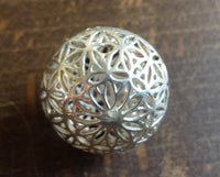 Load image into Gallery viewer, Anhänger Kugel versilbert hohl Blume des Lebens Silber gestanzt 24 mm Messing - chic - net.de
