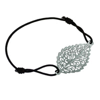 Cargar imagen en el visor de la galería, Armband Gummiband schwarz Messing Anhänger silbern Blatt spitz verschnörkelt Muster - chic - net.de
