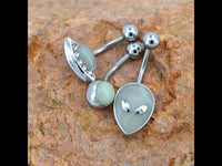 Load image into Gallery viewer, Bauchnabelpiercing aus Edelstahl Alien leuchtet - chic - net.de
