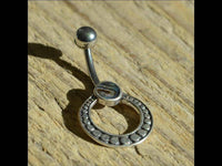 Load image into Gallery viewer, Bauchnabelpiercing aus Edelstahl &amp; Silber mit Punkte Ring - chic - net.de
