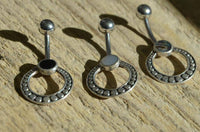 Load image into Gallery viewer, Bauchnabelpiercing aus Edelstahl &amp; Silber mit Punkte Ring - chic - net.de
