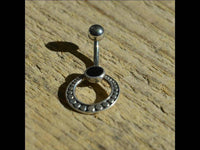 Load image into Gallery viewer, Bauchnabelpiercing aus Edelstahl &amp; Silber mit Punkte Ring - chic - net.de
