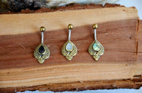 Load image into Gallery viewer, Bauchnabelpiercing Edelstahl Brass Schnörkel Träne Inlay - chic - net.de
