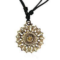 Cargar imagen en el visor de la galería, Baumwolle Kette schwarz Anhänger rund Mandala Brass antik golden - chic - net.de
