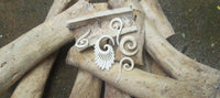 Load image into Gallery viewer, Bone Pin Creolen 63mm weiß Knochen Ohrringe Handarbeit verzierte Träne Schmuck - chic - net.de
