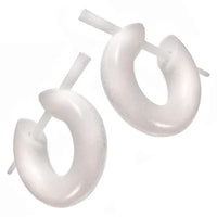 Cargar imagen en el visor de la galería, Bone Pin - Ohrringe weiß breit Creolen Bone Pin 16 mm handgeschnitzt - chic - net.de
