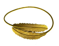 Load image into Gallery viewer, Brass Armreif antik golden zwei Federn schmal - chic - net.de
