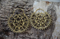 Cargar imagen en el visor de la galería, Brass Ohrringe Tribal Zackenrand rund Pfau Spiralbögen antik golden Messing - chic - net.de
