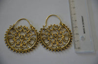 Cargar imagen en el visor de la galería, Brass Ohrringe Tribal Zackenrand rund Pfau Spiralbögen antik golden Messing - chic - net.de
