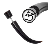 Cargar imagen en el visor de la galería, Buffalo Horn Fake Piercing leicht gebogen Spike schwarz weiß Om Ohrhänger Ohrstecker Ohrring - chic - net.de
