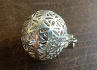 Load image into Gallery viewer, Anhänger Kugel versilbert hohl Blume des Lebens Silber gestanzt 24 mm Messing - chic-net.de
