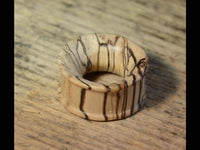 Load image into Gallery viewer, Bananenholz Flesh Tunnel hell ribbed straight konkav - chic-net.de
