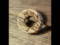 Load image into Gallery viewer, Bananenholz Flesh Tunnel hell ribbed straight konkav - chic-net.de
