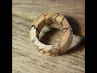 Load image into Gallery viewer, Bananenholz Flesh Tunnel hell ribbed straight konvex - chic-net.de
