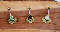 Cargar imagen en el visor de la galería, Bauchnabelpiercing Edelstahl Brass Bogen Träne Inlay - chic-net.de
