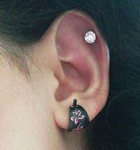 Cargar imagen en el visor de la galería, Blumen Hawaii pink Holzcreolen Pin-Ohrringe Pin-Creolen Holz Horn Pin schwarz handbemalt 16 mm - chic-net.de
