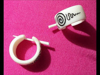 Cargar imagen en el visor de la galería, Bone Creolen 18mm Ohrringe Pin Stick Spirale weiß - chic-net.de

