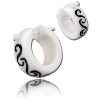 Cargar imagen en el visor de la galería, Bone Pin-Ohrringe handbemalt Spiralen Muster weiß Pin-Creolen Holz Horn Pin schwarz 14 mm - chic-net.de
