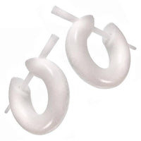 Cargar imagen en el visor de la galería, Bone Pin-Ohrringe weiß breit Creolen Bone Pin 16 mm handgeschnitzt - chic-net.de
