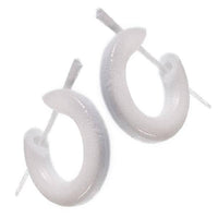 Cargar imagen en el visor de la galería, Bone Pin-Ohrringe weiß schmal Creolen Bone Pin 14 mm handgeschnitzt - chic-net.de
