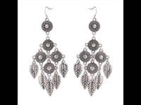 Cargar imagen en el visor de la galería, Brass Ohrringe silberfarben Anhänger rund Stein weiß schimmernd Federn - chic-net.de
