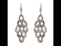 Cargar imagen en el visor de la galería, Brass Ohrringe silberfarben lang kleine feine Anhänger Loch Muscheloptik - chic-net.de
