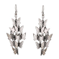 Cargar imagen en el visor de la galería, Brass Ohrringe silberfarben lang kleine Schmetterlinge Anhänger - chic-net.de
