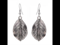 Load image into Gallery viewer, Brass Ohrringe silberfarben oxidiert Blatt Struktur Maserung fein - chic-net.de
