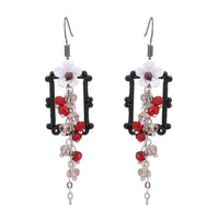 Cargar imagen en el visor de la galería, Brass Ohrringe silberfarben Rahmen schwarz Rechteck Schnörkel Blumen weiß Steine facettiert rot - chic-net.de
