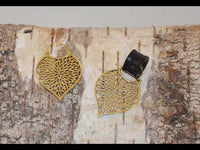 Load image into Gallery viewer, Brass Ohrringe Tribal Tropfen Blatt Blumenmuster antik golden Messing - chic-net.de
