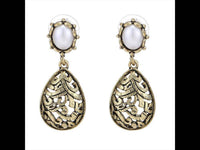 Load image into Gallery viewer, Brass Ohrstecker antik golden Perle weiß Tropfen halbrund Muster - chic-net.de
