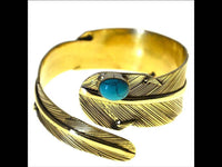 Cargar imagen en el visor de la galería, breiter Messing gold Armreif als Feder mit Türkis - chic-net.de
