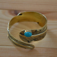 Cargar imagen en el visor de la galería, breiter Messing gold Armreif als Feder mit Türkis - chic-net.de
