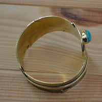 Cargar imagen en el visor de la galería, breiter Messing gold Armreif als Feder mit Türkis - chic-net.de
